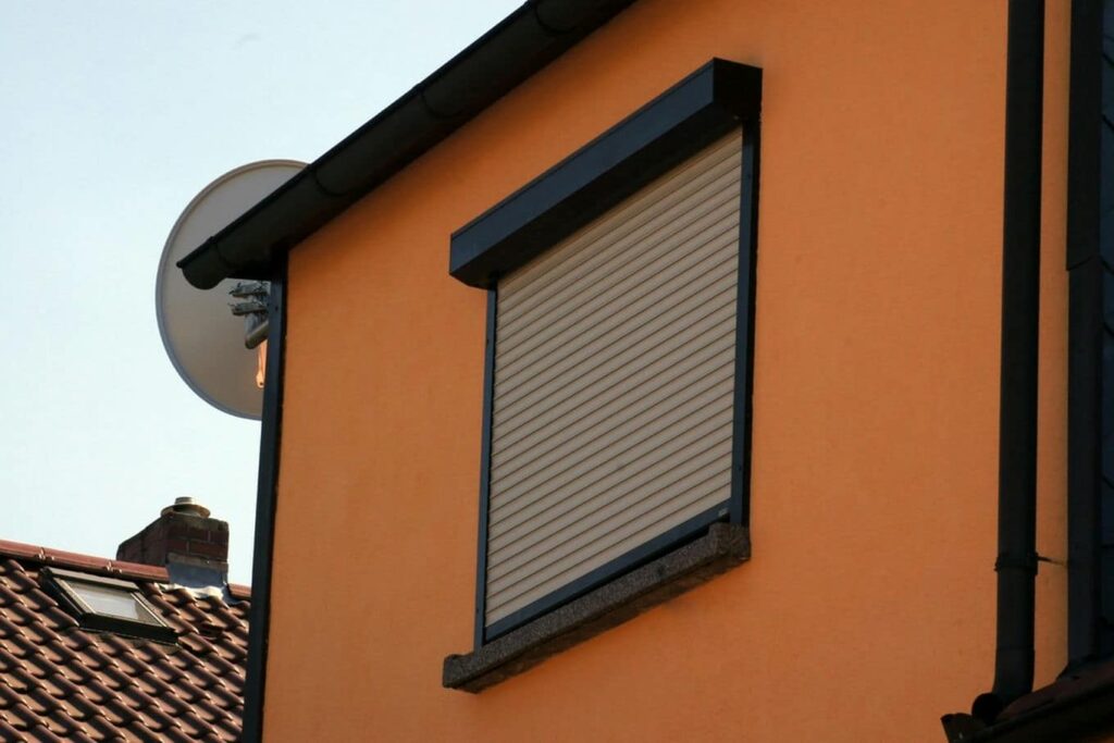 roleta zewnętrzna na oknie domu
