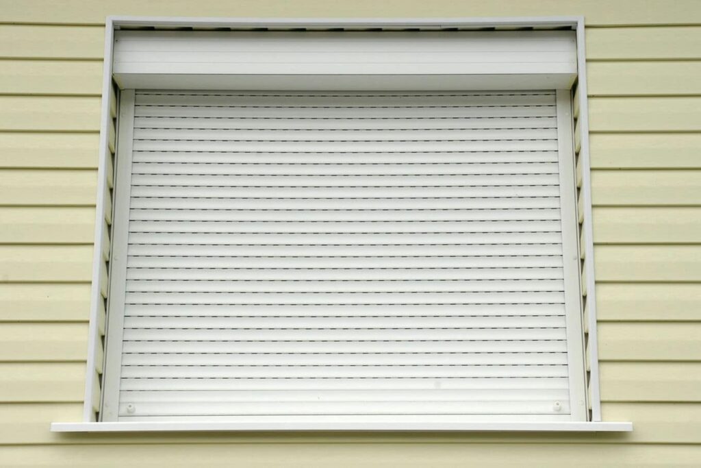 biała roleta zewnętrzna